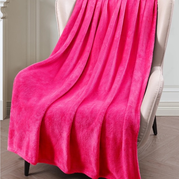 Luxurious Plush Hot Pink Large Throw Blanket - Picture 3 of 3